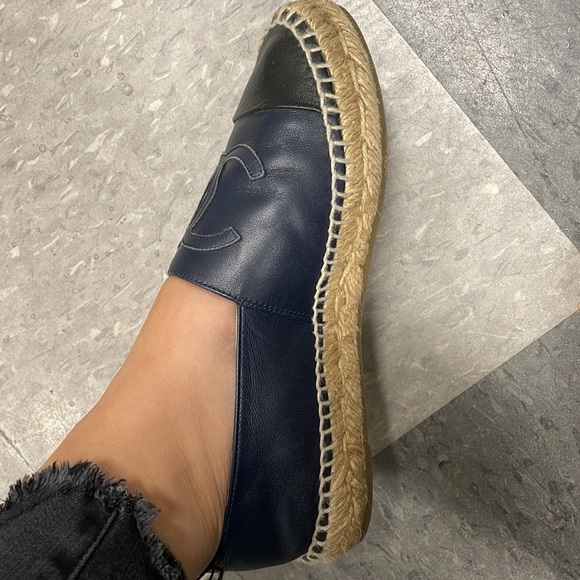 Chanel lambskin espadrilles in beige and navy/black - Picture 3 of 4